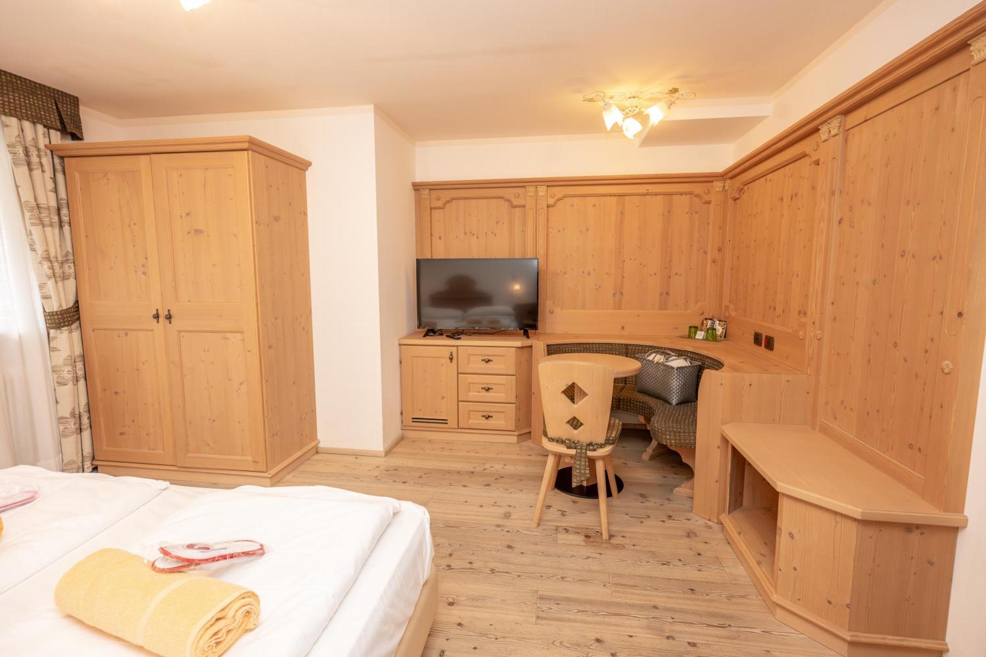 Wellness Hotel Lupo Bianco Canazei Luaran gambar
